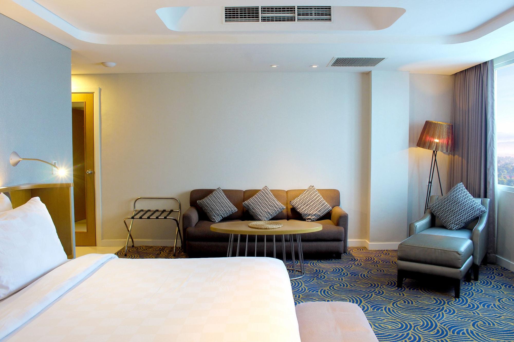 Hotel Ciputra Cibubur Exterior foto