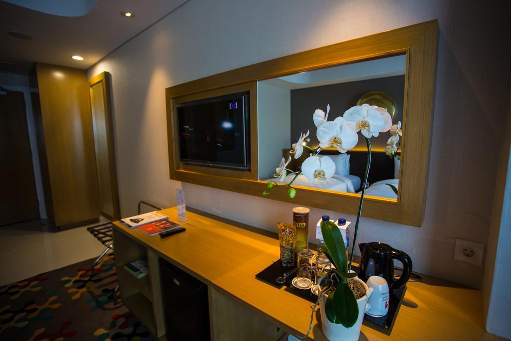 Hotel Ciputra Cibubur Exterior foto